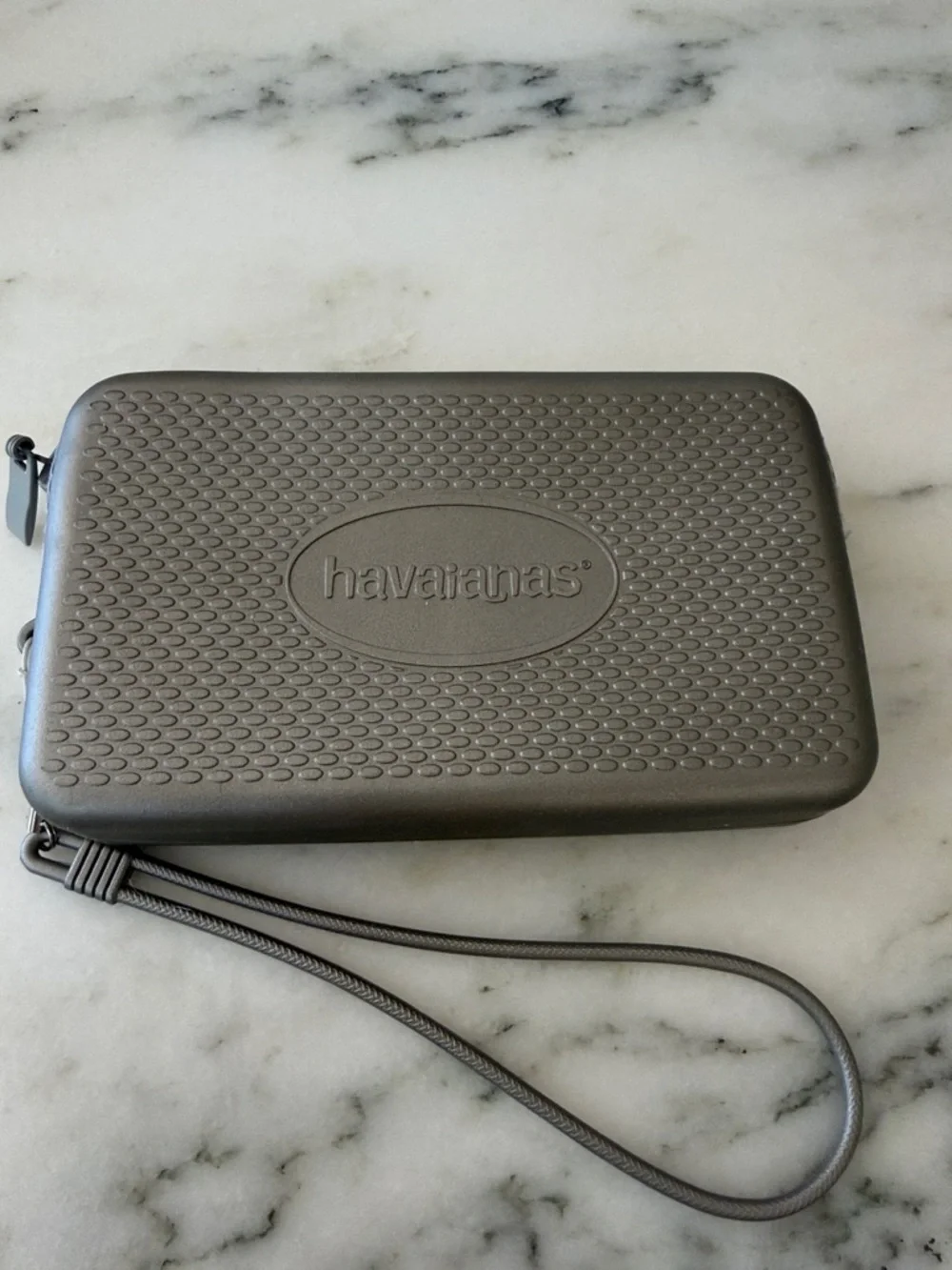 Havaianas Metallic Silver Rubber Textured Zip Wristlet